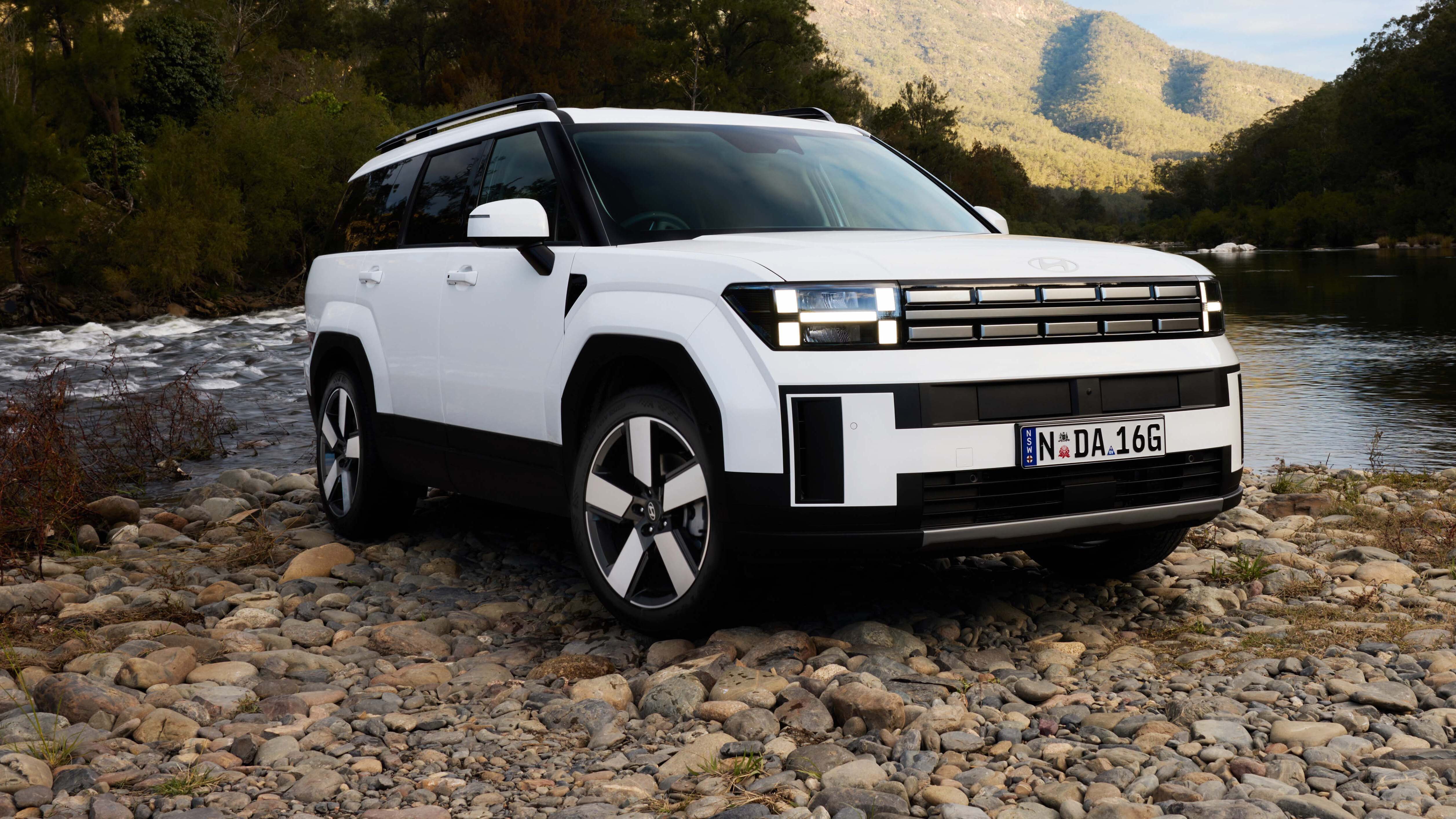 2024-hyundai-santa-fe-entry-model.jpg