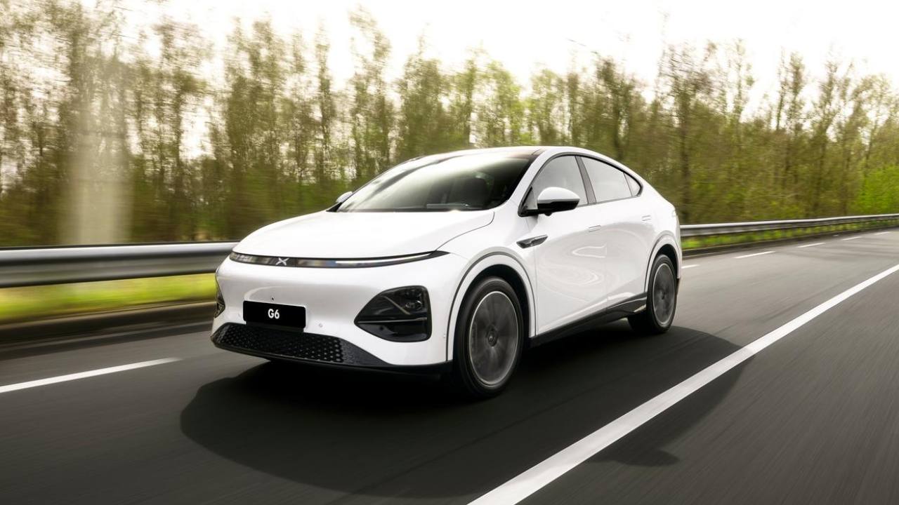 updated-xpeng-g6-white-driving.jpg