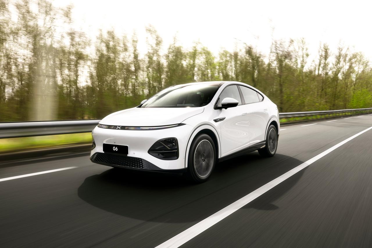 xpeng-g6-white-driving.jpg
