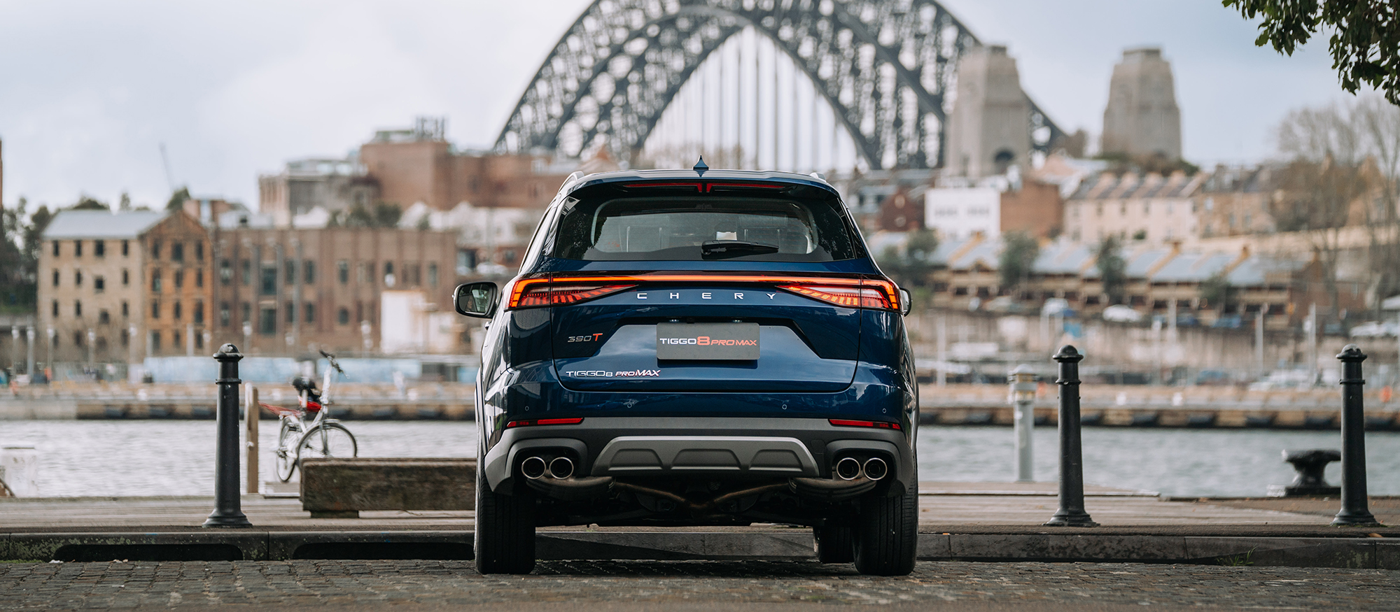 Chery Tiggo 8 sitting in front of Sydney Harbour Bridge